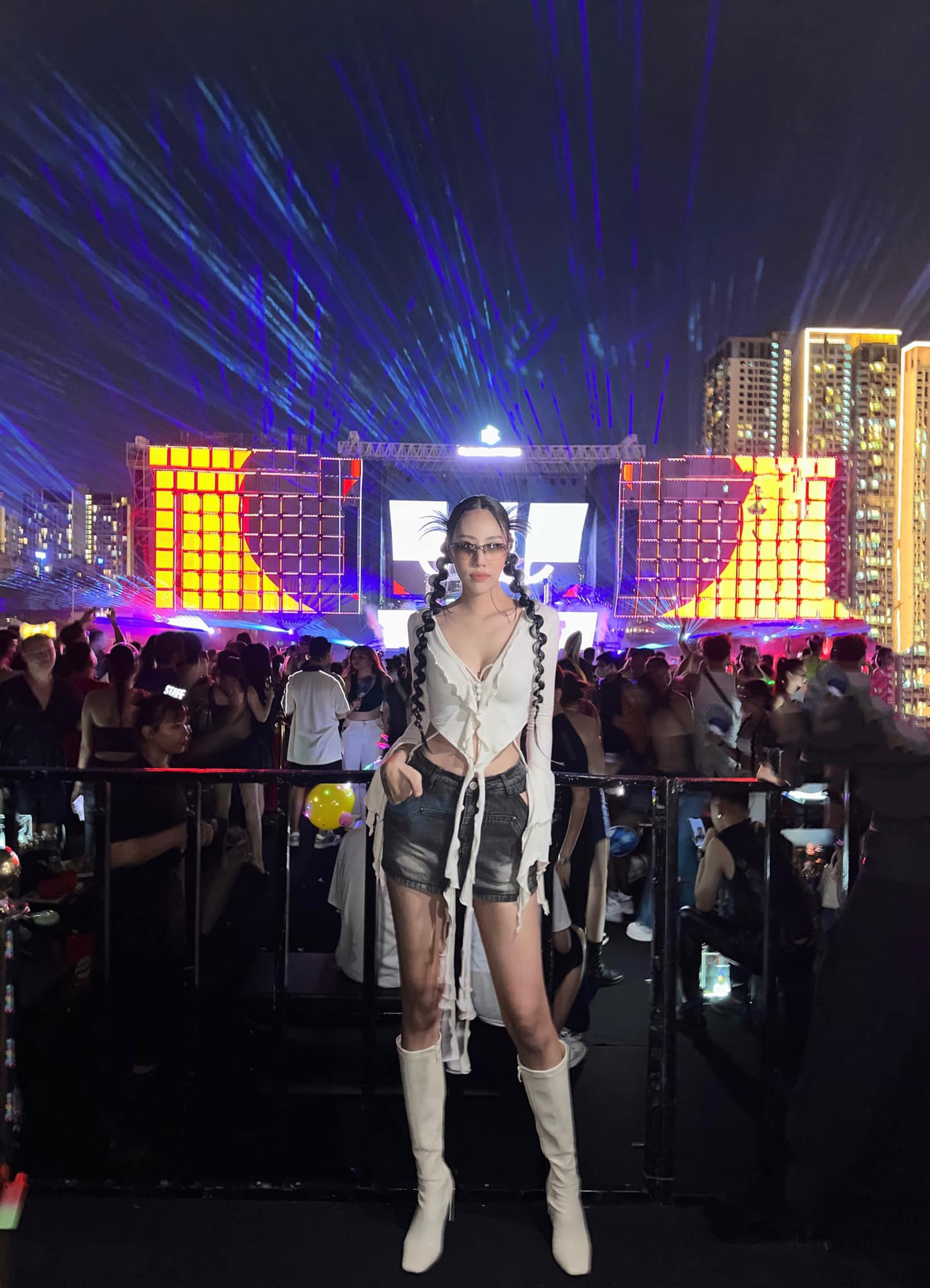 Bạn gái diễn viên Quang Minh có phong cách ăn mặc trẻ trung, năng động và không kém phần gợi cảm.