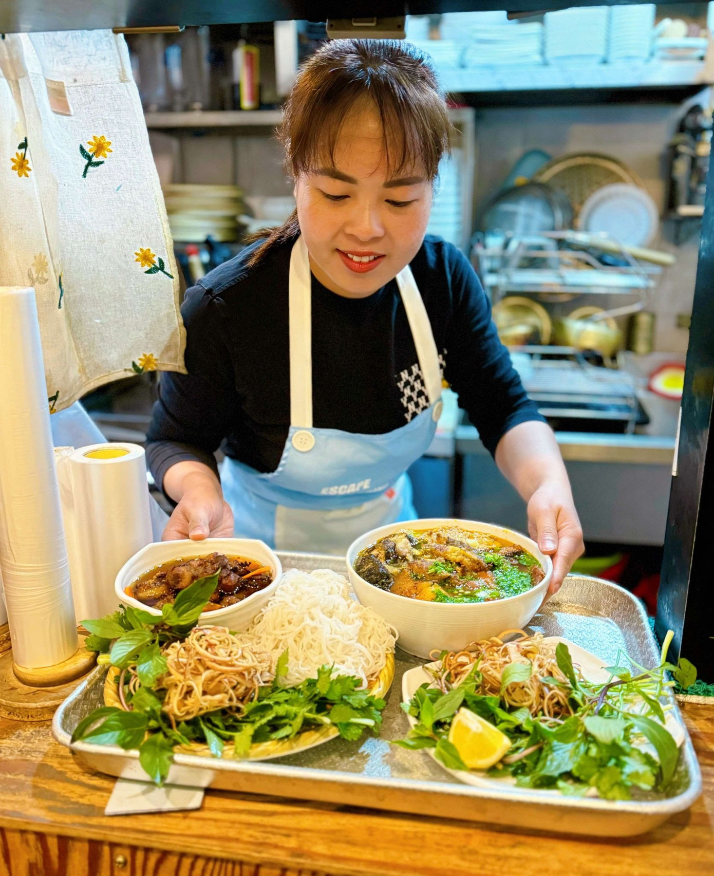 Ngoài chè, xôi khúc, chị Phương còn bán hàng chục món ăn Việt như bún cá, bánh bao, bánh giò, phở các loại, bánh cuốn,... Ngoài chè, xôi khúc, chị Phương còn bán hàng chục món ăn Việt như bún cá, bánh bao, bánh giò, phở các loại, bánh cuốn,...