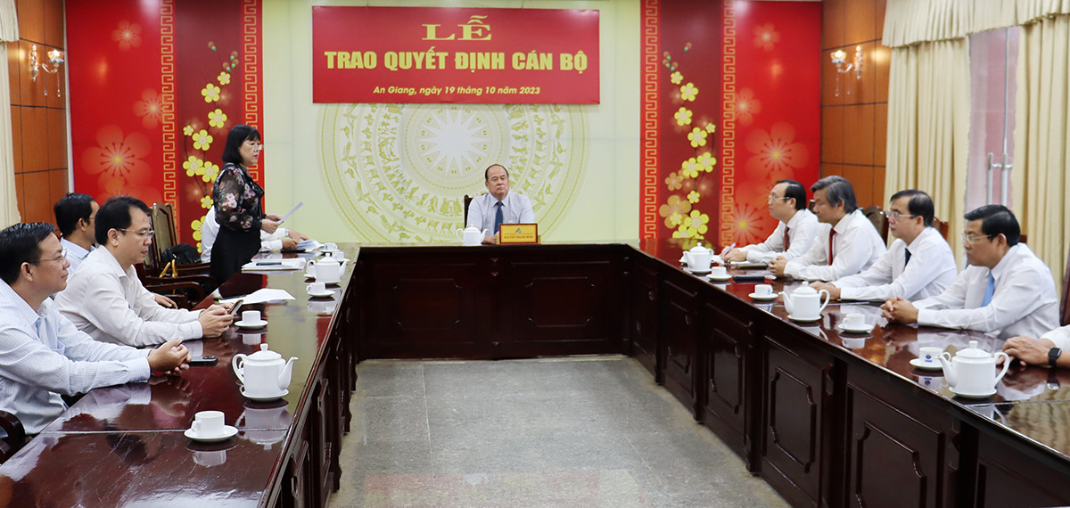 Quang cảnh lễ trao quyết định. Quang cảnh lễ trao quyết định.