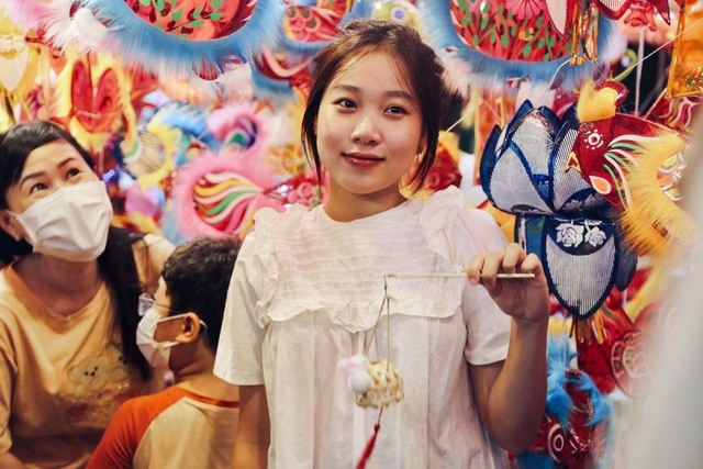 Phải rất khó khăn để chụp được một bức hình không dính người khác tại khu vực Phố lồng đèn.