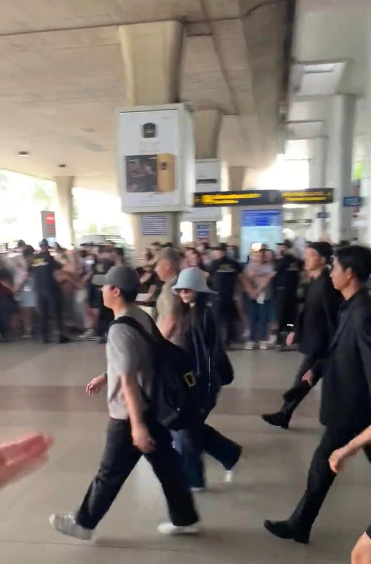 Trong chiều nay, "Beyoncé xứ Hàn" Ailee trở lại Việt Nam lần thứ ba trong năm nay. Cô là giọng ca nội lực, được yêu thích bởi nhiều bản hit như I will go to you like the first snow, I will show you, U&amp;I…