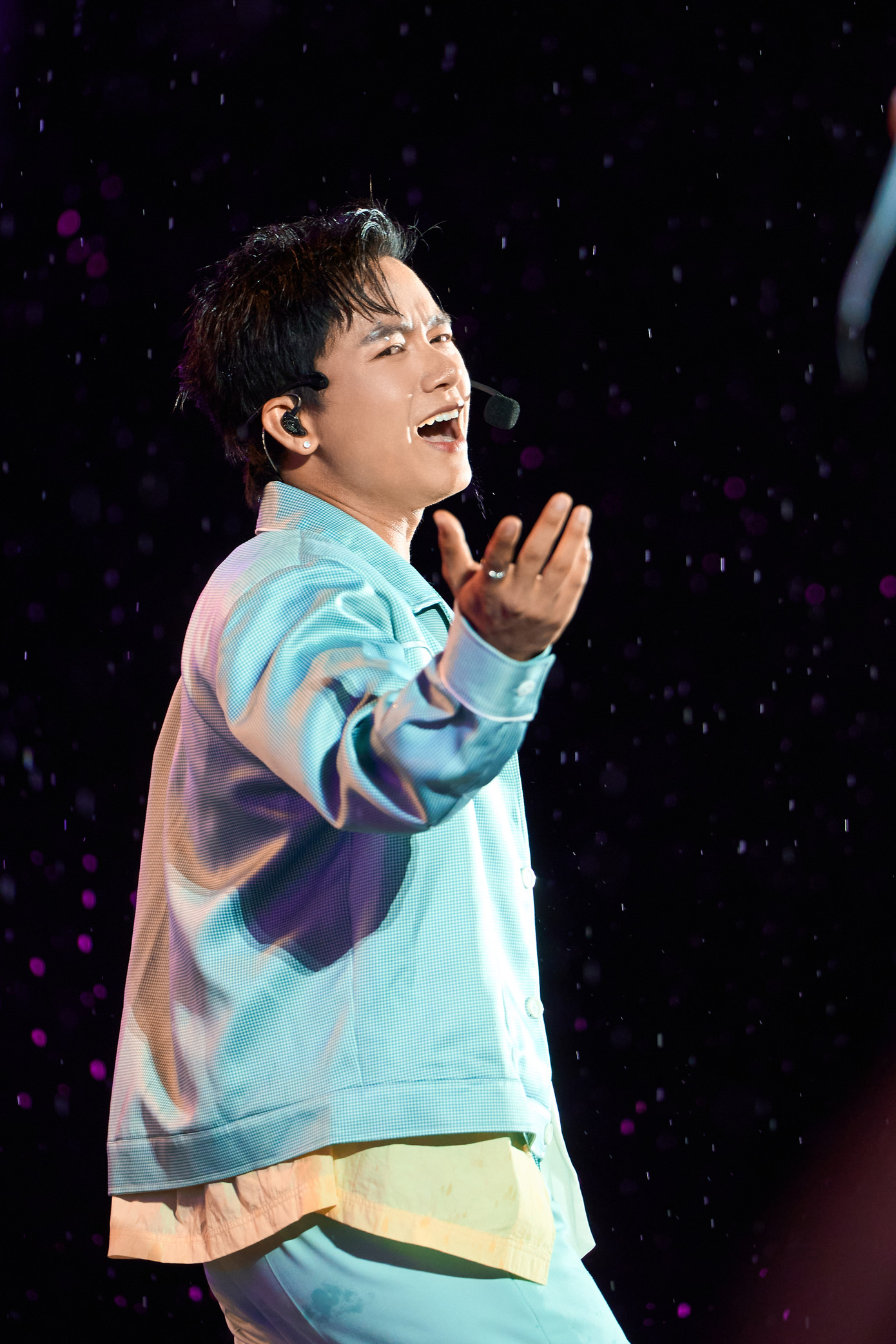 Ngoài phần biểu diễn nhóm, các thành viên cũng giới thiệu đến khán giả những tiết mục solo mang dấu ấn cá nhân. Jun Phạm (trái) thể hiện ca khúc mới Bất tuyệt thao thao do APJ sáng tác với phong cách xẩm đương đại. Bùi Công Nam mang đến không khí vui nhộn qua Oẳn tù tì.