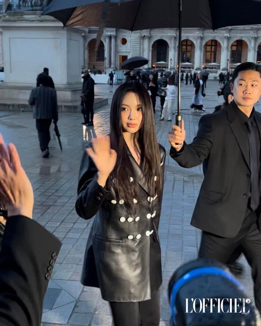 Ở show diễn của Louis Vuitton 2024 có sự xuất hiện của hai đại sứ Hàn Quốc Felix (Stray Kids), Hyein (NewJeans). Cả hai là đại sứ của Louis Vuitton được công bố trong năm 2023. Ở show diễn của Louis Vuitton 2024 có sự xuất hiện của hai đại sứ Hàn Quốc Felix (Stray Kids), Hyein (NewJeans). Cả hai là đại sứ của Louis Vuitton được công bố trong năm 2023.