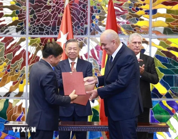 Tổng Bí thư, Chủ tịch nước Tô Lâm và Bí thư thứ nhất Đảng Cộng sản Cuba, Chủ tịch Cuba Miguel Diaz Canel Bermudez chứng kiến Lễ ký kết văn kiện hợp tác giữa Bộ Nông nghiệp và Phát triển nông thôn Việt Nam với Bộ Nông nghiệp Cuba. (Ảnh: Lâm Khánh/TTXVN) Tổng Bí thư, Chủ tịch nước Tô Lâm và Bí thư thứ nhất Đảng Cộng sản Cuba, Chủ tịch Cuba Miguel Diaz Canel Bermudez chứng kiến Lễ ký kết văn kiện hợp tác giữa Bộ Nông nghiệp và Phát triển nông thôn Việt Nam với Bộ Nông nghiệp Cuba. (Ảnh: Lâm Khánh/TTXVN)