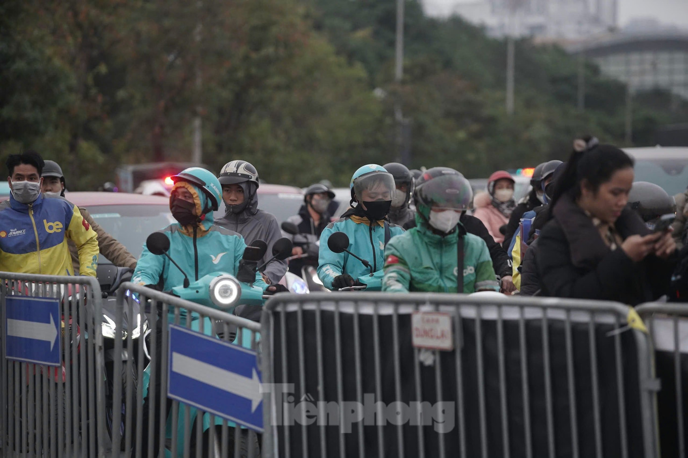 Nhiều người hâm mộ lựa chọn di chuyển đến sân Mỹ Đình bằng xe ôm công nghệ.