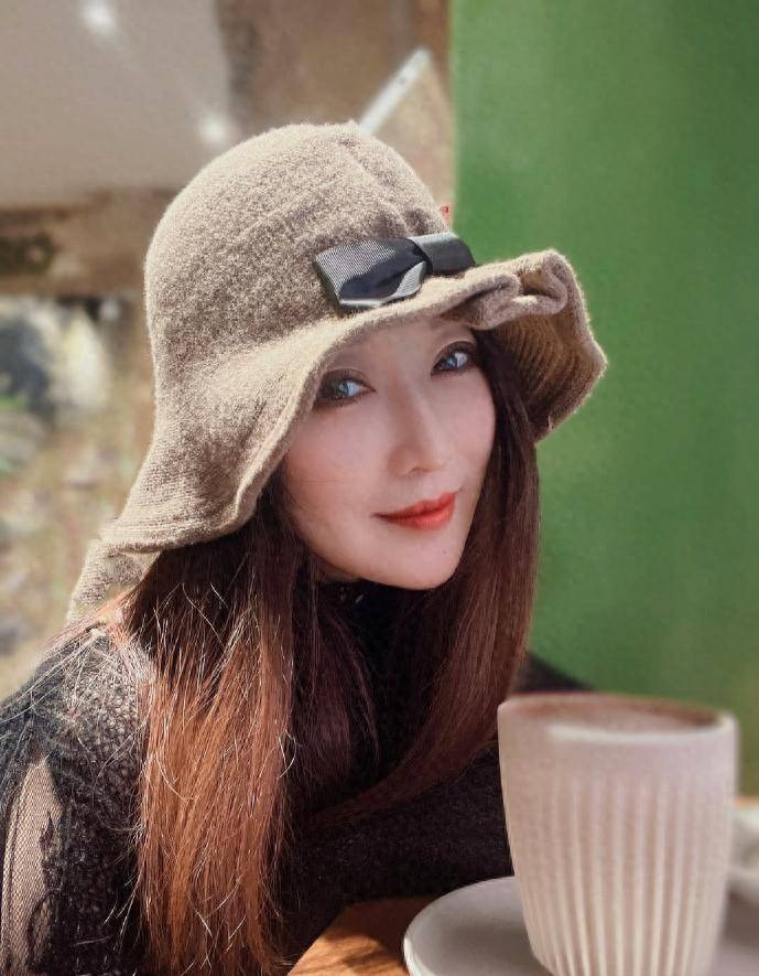 Ca sĩ Thân Diệp không may qua đời vào ngày 21/1, hưởng dương 40 tuổi. Cô là ca sĩ nhạc dân ca nổi tiếng đến từ Sơn Tây, đã nhiều lần xuất hiện trên CCTV. Ca sĩ Thân Diệp không may qua đời vào ngày 21/1, hưởng dương 40 tuổi. Cô là ca sĩ nhạc dân ca nổi tiếng đến từ Sơn Tây, đã nhiều lần xuất hiện trên CCTV.