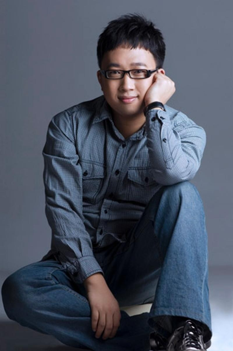 Vu Chính (trái) bức xúc chất vấn Triệu Lộ Tư.