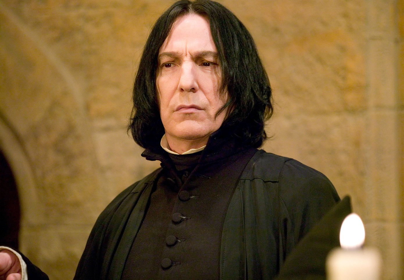 Giáo sư Severus Snape trong Harry Potter là nhân vật trong phim được tìm kiếm nhiều nhất. Ẩn dưới vẻ ngoài hắc ám, cay độc, Severus Snape được xem là kẻ si tình vĩ đại. Ông hy sinh cả đời mình để bảo vệ Harry Potter (con trai của Lily – mẹ Harry cũng là tình đơn phương của Snape) trong bí mật, chấp nhận việc mình bị căm ghét. Vai diễn kinh điển này do tài tử Alan Rickman thủ vai. Năm 2016, Alan Rickman qua đời ở tuổi 69 sau thời gian dài chống chọi với ung thư. Giáo sư Severus Snape trong Harry Potter là nhân vật trong phim được tìm kiếm nhiều nhất. Ẩn dưới vẻ ngoài hắc ám, cay độc, Severus Snape được xem là kẻ si tình vĩ đại. Ông hy sinh cả đời mình để bảo vệ Harry Potter (con trai của Lily – mẹ Harry cũng là tình đơn phương của Snape) trong bí mật, chấp nhận việc mình bị căm ghét. Vai diễn kinh điển này do tài tử Alan Rickman thủ vai. Năm 2016, Alan Rickman qua đời ở tuổi 69 sau thời gian dài chống chọi với ung thư.