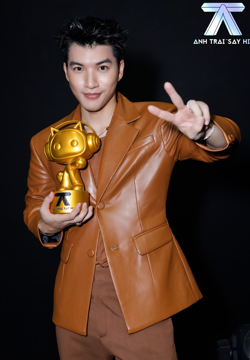 Hieuthuhai (trái) giành quán quân, vượt qua Rhyder ở hạng 2. Hieuthuhai (trái) giành quán quân, vượt qua Rhyder ở hạng 2.