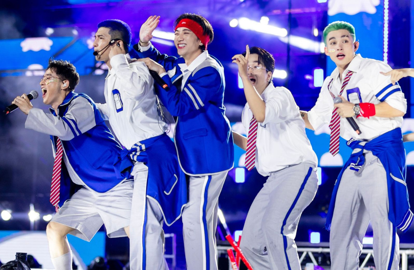 Khán giả tranh cãi về địa điểm tổ chức concert ATVNCG xa nội đô Hà Nội. Khán giả tranh cãi về địa điểm tổ chức concert ATVNCG xa nội đô Hà Nội.