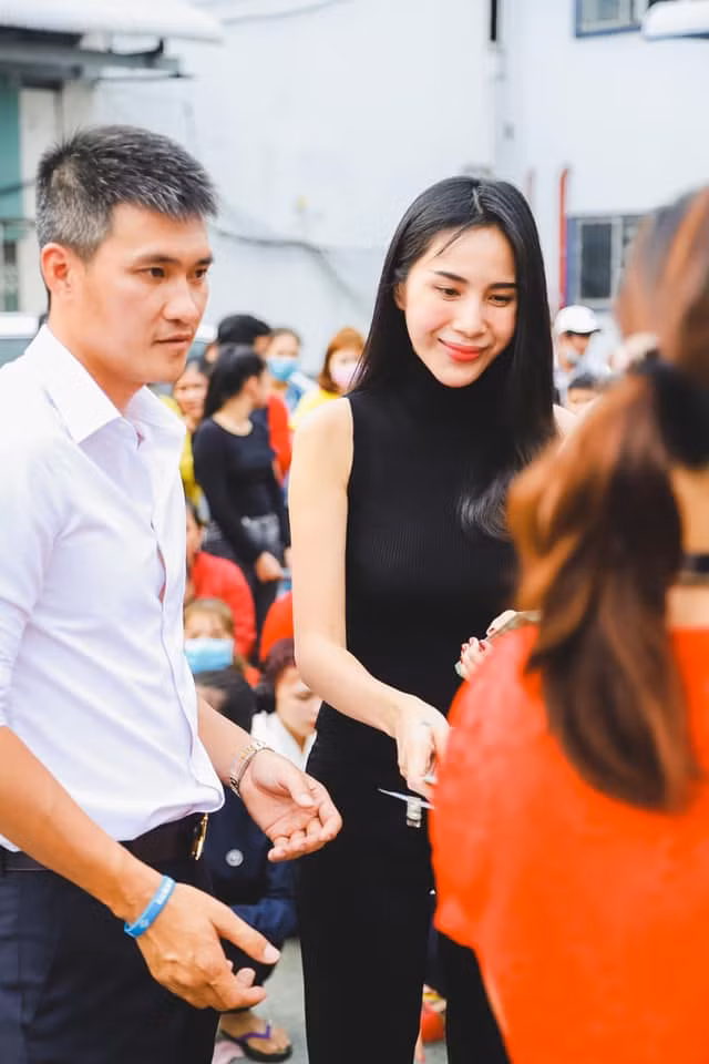Vợ chồng Công Vinh - Thủy Tiên. Vợ chồng Công Vinh - Thủy Tiên.