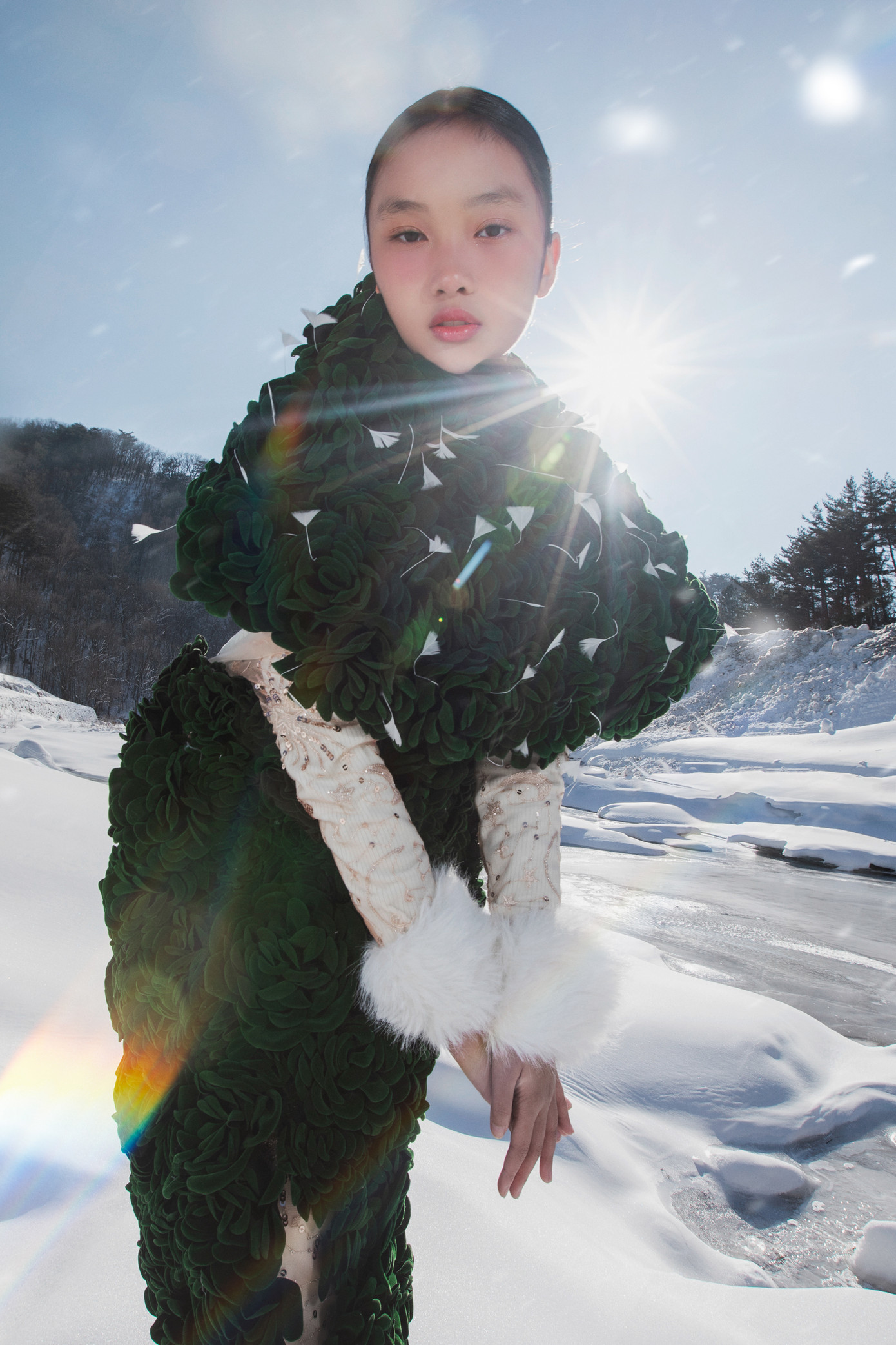 Dưới nền tuyết trắng giữa thời tiết lạnh -8 độ C tại Seoul - Gangwon, ống kính của ê-kíp đã tạo ra bộ ảnh độc đáo với các người mẫu. Bốn ngày thực hiện dự án của toàn ê-kíp là những thử thách lớn vì tất cả đều phải làm việc, di chuyển liên tục giữa thời tiết lạnh. Dưới nền tuyết trắng giữa thời tiết lạnh -8 độ C tại Seoul - Gangwon, ống kính của ê-kíp đã tạo ra bộ ảnh độc đáo với các người mẫu. Bốn ngày thực hiện dự án của toàn ê-kíp là những thử thách lớn vì tất cả đều phải làm việc, di chuyển liên tục giữa thời tiết lạnh.