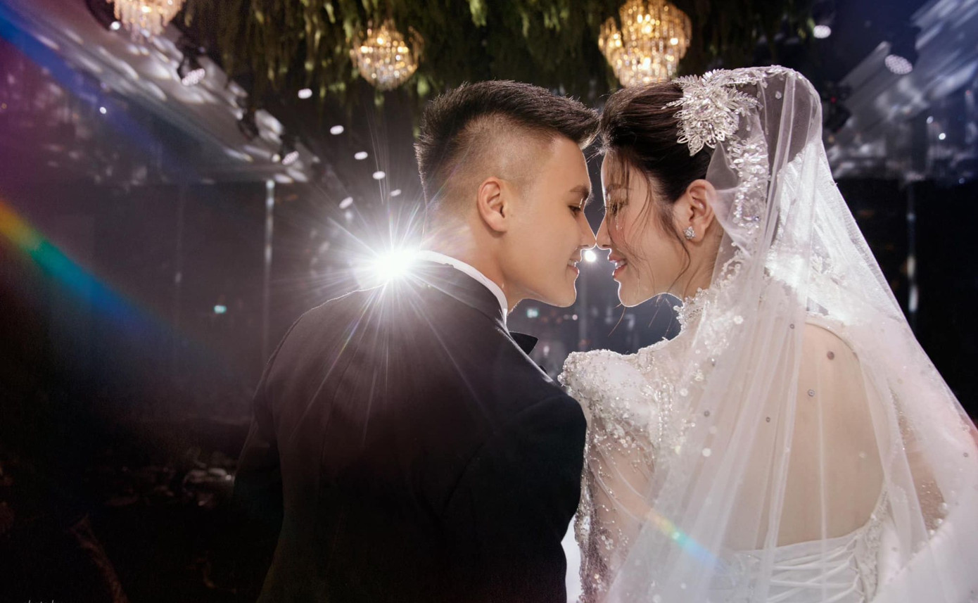 Khoảnh khắc chú rể nắm tay cô dâu bước lên lễ đường nói lời thề nguyện, dưới sự chứng kiến của gia đình và quan khách. Tiền vệ sinh năm 1997 dành lời ngọt ngào đến vợ: “Tuổi trẻ của anh là những ngày ướt lạnh dưới cơn mưa tuyết Thường Châu. Và anh tin, em là người sẽ cho anh tổ ấm. Em yên tâm! Sau này nếu em có già đi và mau quên, anh vẫn sẽ kiên trì nhắc để em nhớ: ‘Anh yêu em suốt cuộc đời này!’”.