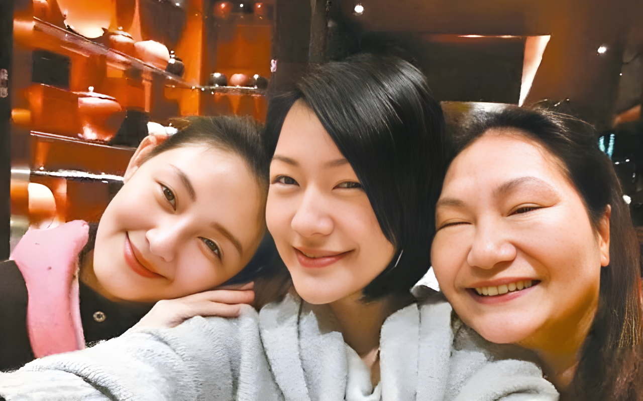 Từ Hy Viên (bìa trái) bên cạnh em gái Từ Hy Đệ và mẹ - bà Hoàng Xuân Mai. Từ Hy Viên (bìa trái) bên cạnh em gái Từ Hy Đệ và mẹ - bà Hoàng Xuân Mai.