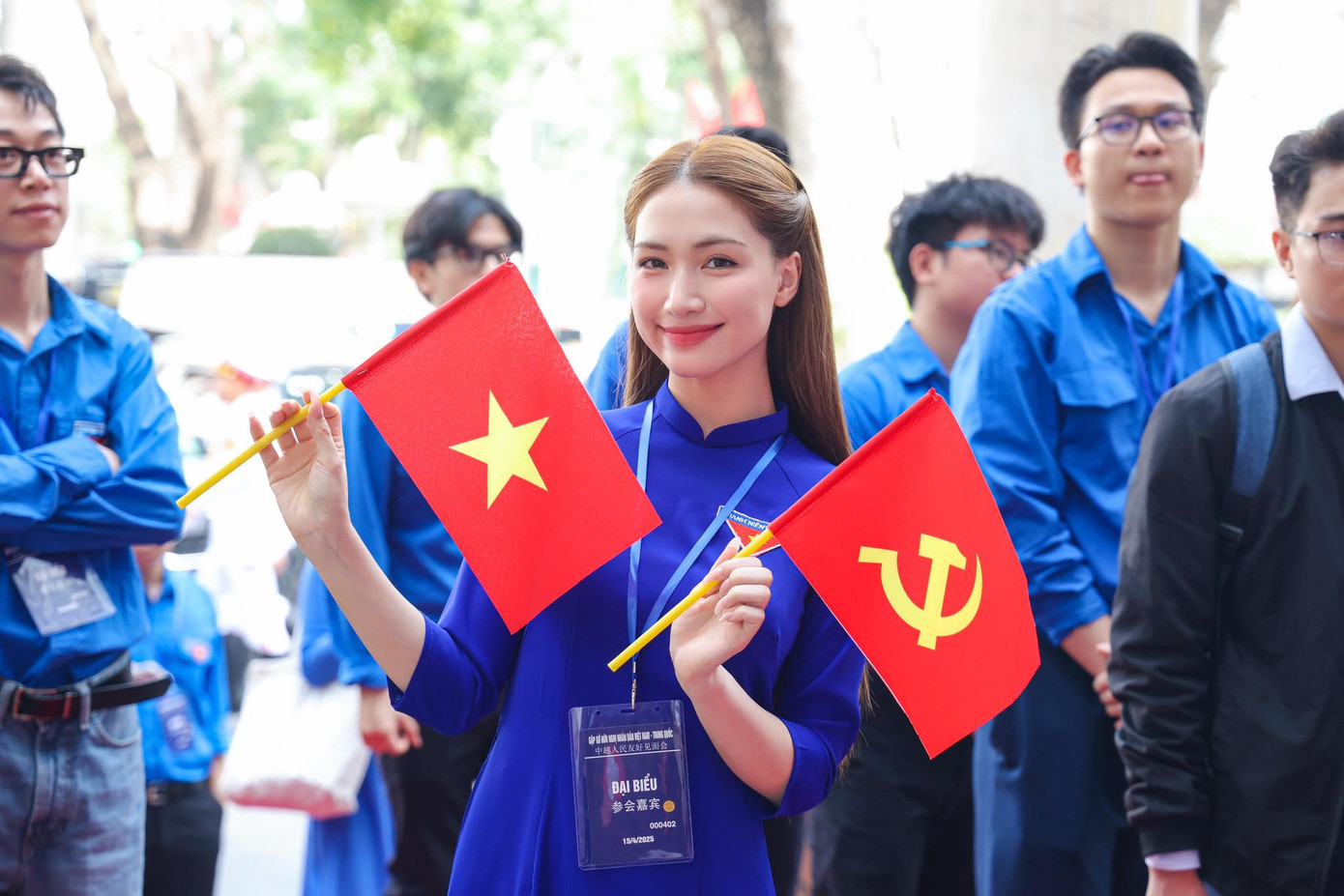 Giọng ca Bắc Bling là một trong các đại biểu trẻ tham gia Liên hoan hữu nghị Nhân dân Việt Nam - Trung Quốc sáng 15/4 tại Hà Nội. Giọng ca Bắc Bling là một trong các đại biểu trẻ tham gia Liên hoan hữu nghị Nhân dân Việt Nam - Trung Quốc sáng 15/4 tại Hà Nội.