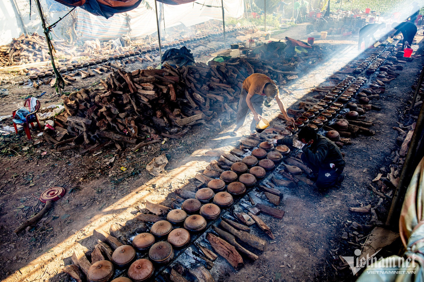 Những ngày cận Tết, làng Vũ Đại (xã Hòa Hậu, huyện Lý Nhân, tỉnh Hà Nam) vào vụ kho cá bán Tết sôi động. Nơi đây có khoảng hơn 50 hộ kinh doanh cá kho, trong đó có 10 hộ sản xuất lớn, số lượng từ 1.000-3.000 nồi mỗi vụ.
