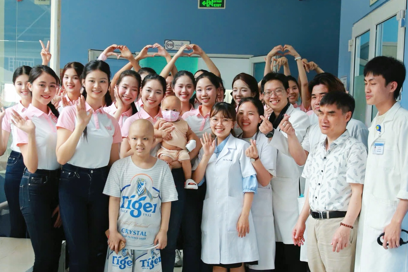 Sáng 6/6, Top 25 thí sinh Hoa hậu Việt Nam 2024 đã cùng ban tổ chức cuộc thi thực hiện hoạt động thiện nguyện tại Bệnh viện Trung ương Huế, nhằm chia sẻ yêu thương với các bệnh nhi ung thư và những hoàn cảnh khó khăn đang điều trị tại bệnh viện.