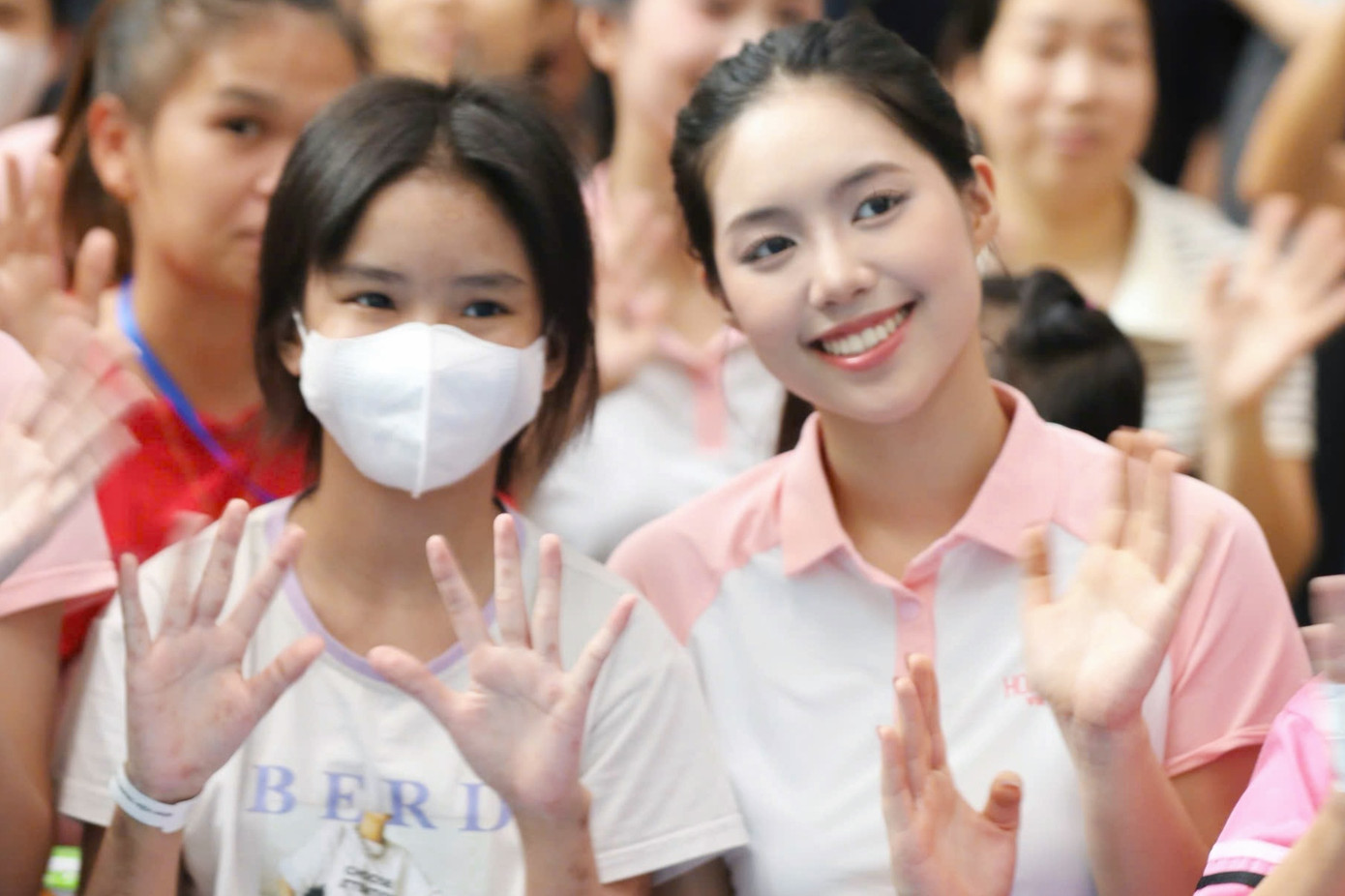 Top 25 thí sinh trao quà cho bệnh nhi tại khu vui chơi được đặt tại khoa Ung bướu, Huyết học và Ghép tủy.