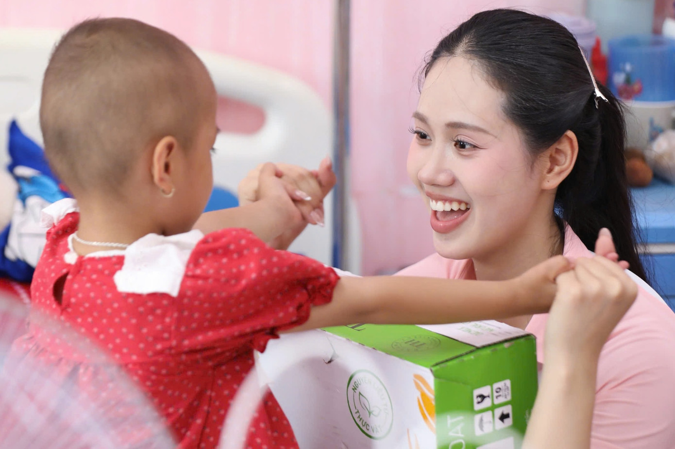 Các thí sinh dành thời gian hỏi han, trò chuyện và động viên từng em nhỏ cũng như người thân của các em. Bằng sự chân thành, top 25 Hoa hậu Việt Nam 2024 đã góp phần mang đến niềm vui và nụ cười cho những “chiến binh nhí”.