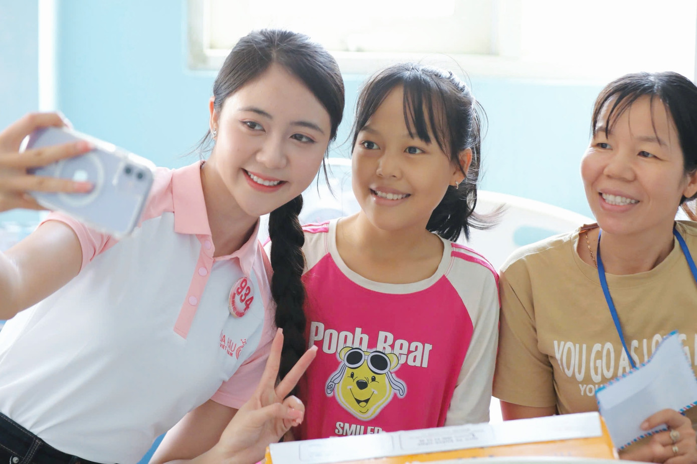 Các thí sinh dành thời gian hỏi han, trò chuyện và động viên từng em nhỏ cũng như người thân của các em. Bằng sự chân thành, top 25 Hoa hậu Việt Nam 2024 đã góp phần mang đến niềm vui và nụ cười cho những “chiến binh nhí”.