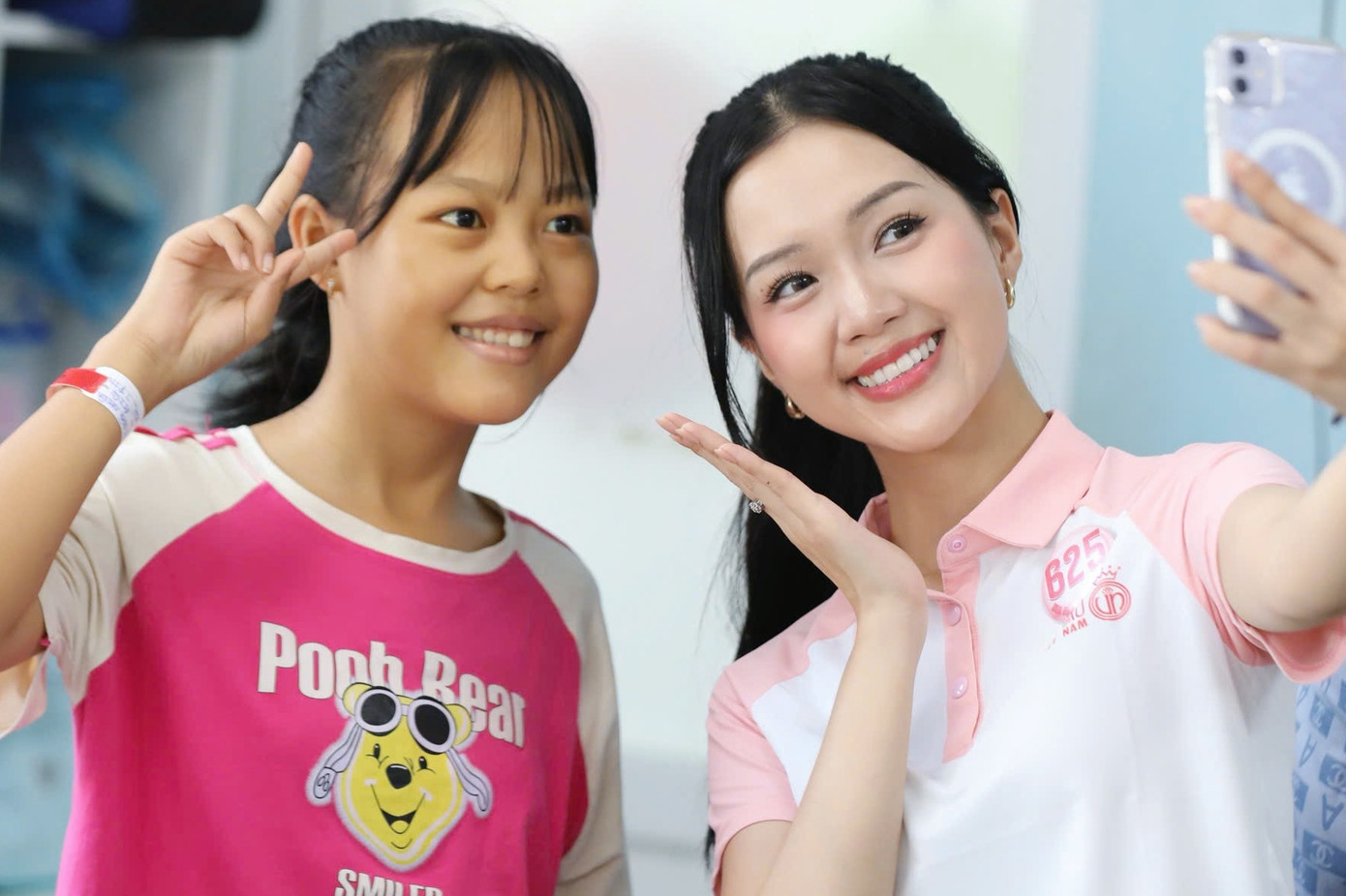 Các thí sinh dành thời gian hỏi han, trò chuyện và động viên từng em nhỏ cũng như người thân của các em. Bằng sự chân thành, top 25 Hoa hậu Việt Nam 2024 đã góp phần mang đến niềm vui và nụ cười cho những “chiến binh nhí”.