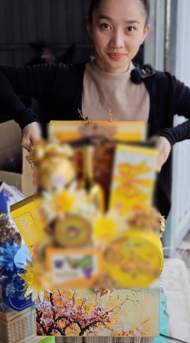 Giỏ quà Tết vợ chồng Lê Dương Bảo Lâm bán (trái) và sản phẩm bên trong được TikToker review.