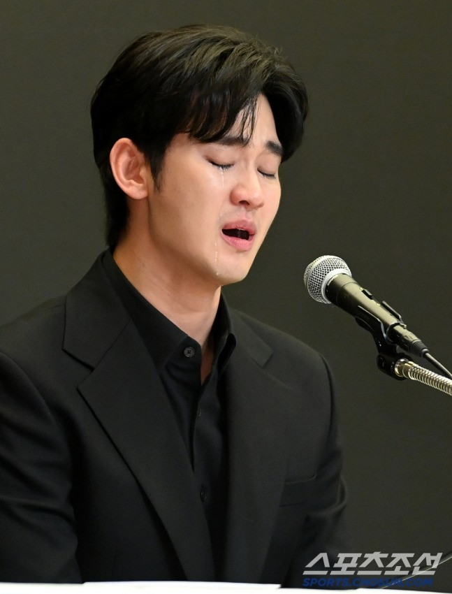 Nam diễn viên bật khóc nức nở trước truyền thông.