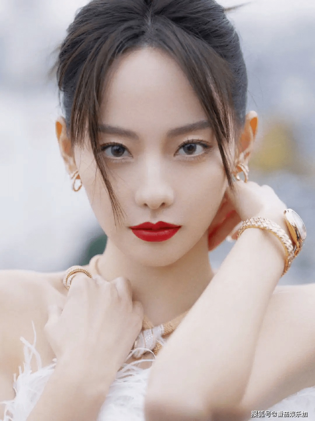 Angelababy (trái) và Trương Gia Nghê đứng trong tâm bão chỉ trích vì xem Lisa (BlackPink) diễn ở Crazy Horse. Ảnh: Weibo.