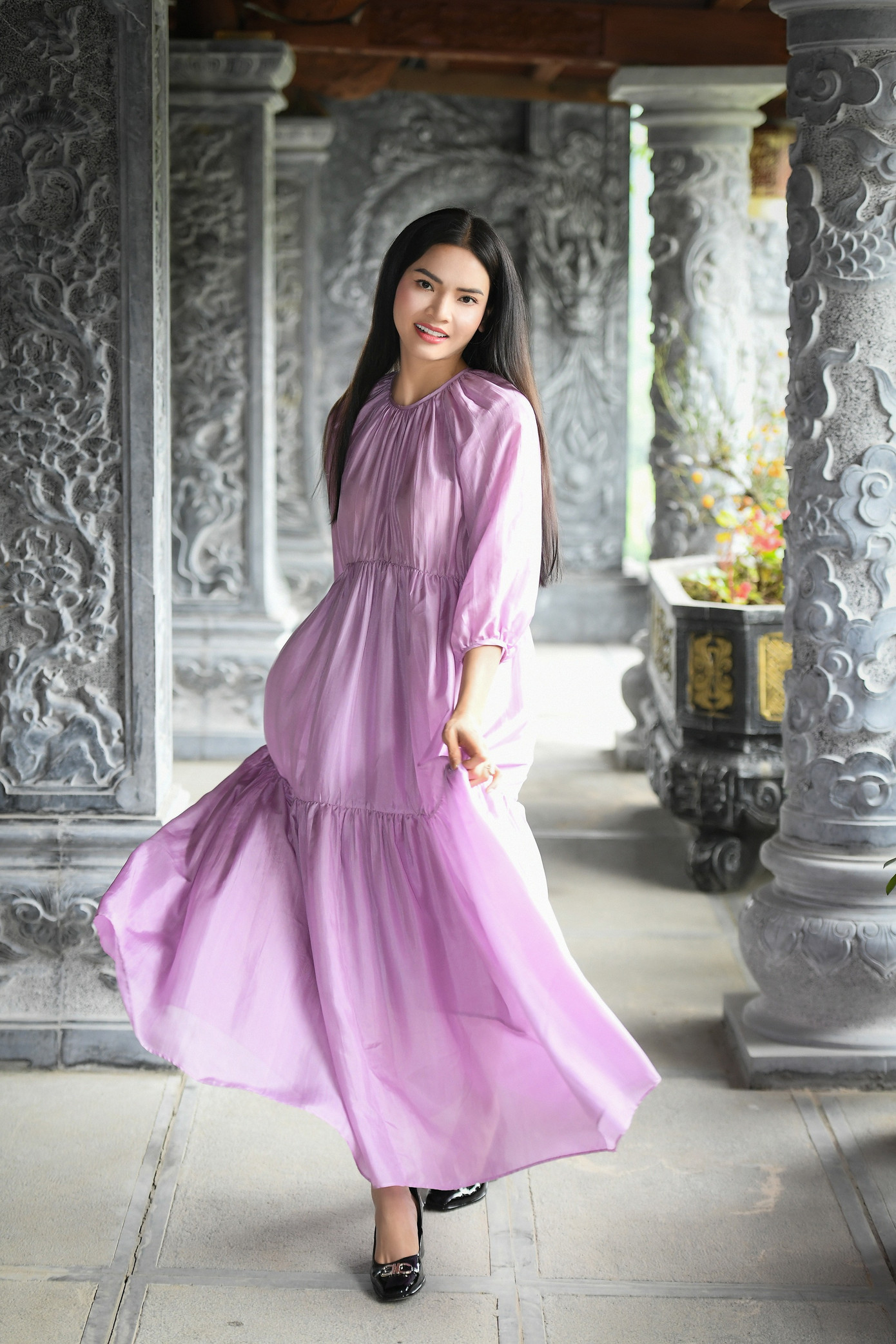 Đi diễn hay ở nhà, Phạm Phương Thảo ưa chuộng các thiết kế lụa, nhung dáng dài nền nã, mang đậm hơi thở truyền thống nhưng vẫn trẻ trung, hiện đại.