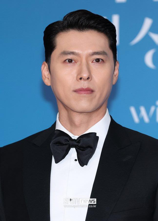 Hyun Bin bảnh bao khi diện suit ở thảm đỏ. Tài tử giữ vững phong độ sau khi lập gia đình.
