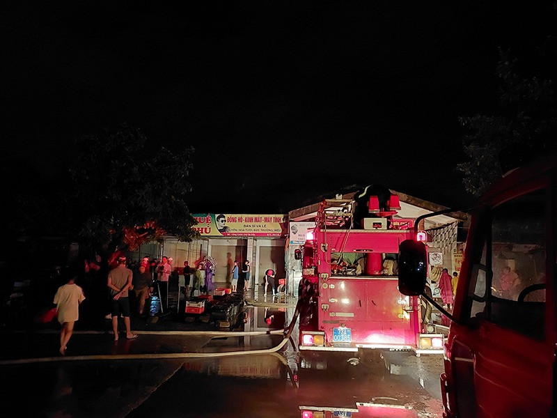 Lực lượng chức năng huy động phương tiện, nhân lực nhanh chóng khống chế đám cháy. Lực lượng chức năng huy động phương tiện, nhân lực nhanh chóng khống chế đám cháy.