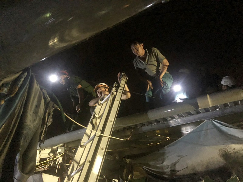 Lực lượng chức năng và người dân tham gia chữa cháy, di dời hàng hóa. Lực lượng chức năng và người dân tham gia chữa cháy, di dời hàng hóa.