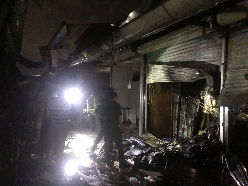 Nhiều ki ốt bị cháy lan, trong đó 3 ki ốt bị thiêu rụi hoàn toàn. Nhiều ki ốt bị cháy lan, trong đó 3 ki ốt bị thiêu rụi hoàn toàn.