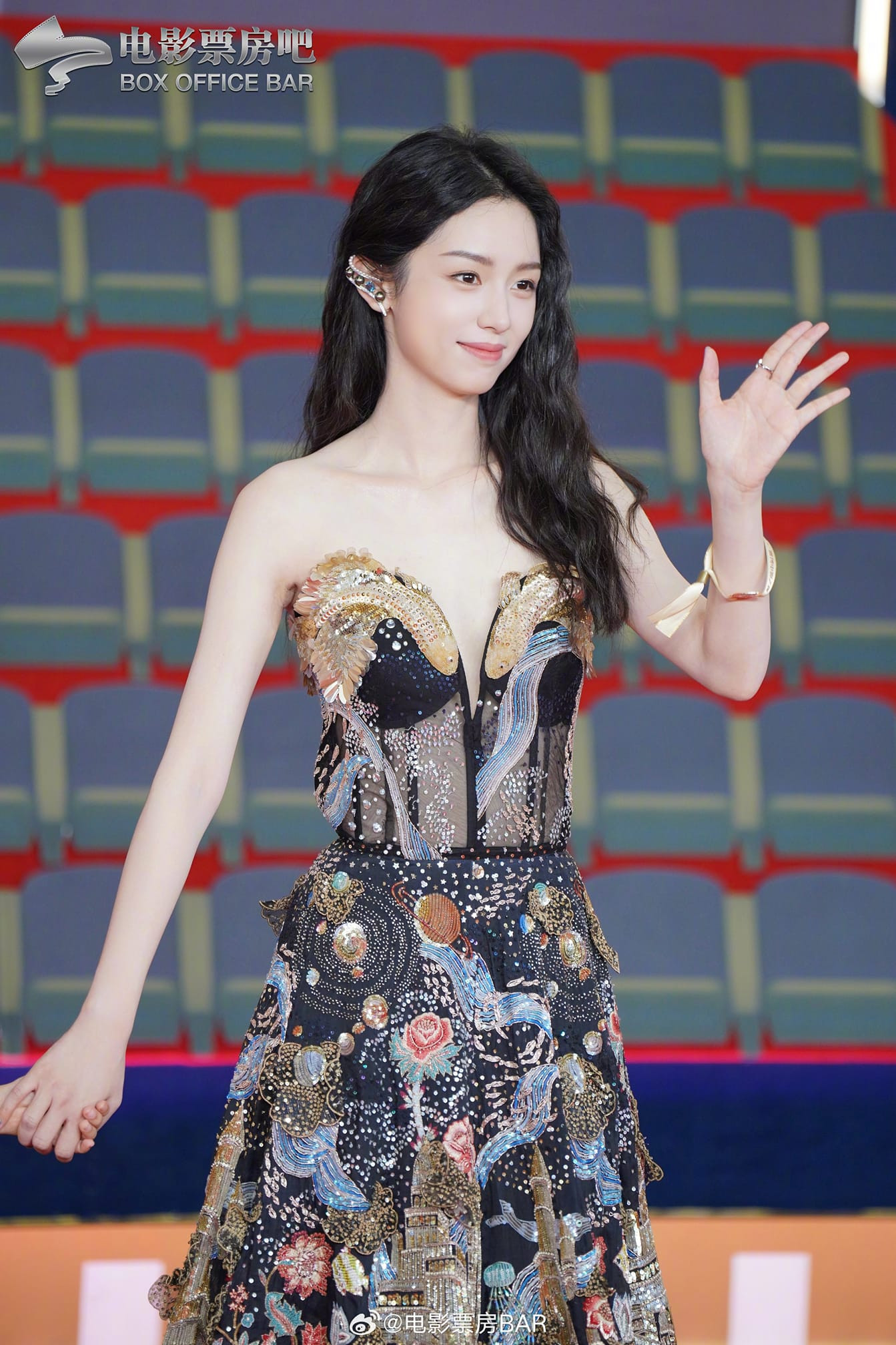 Châu Dã liên tục dự sự kiện. Sau khi bị chỉ trích vì thái độ kênh kiệu với nhân viên nhà đài CCTV6, nữ diễn viên sinh năm 1998 thân thiện, rạng rỡ hơn khi xuất hiện công khai. Cô thậm chí tích cực tương tác với camera.