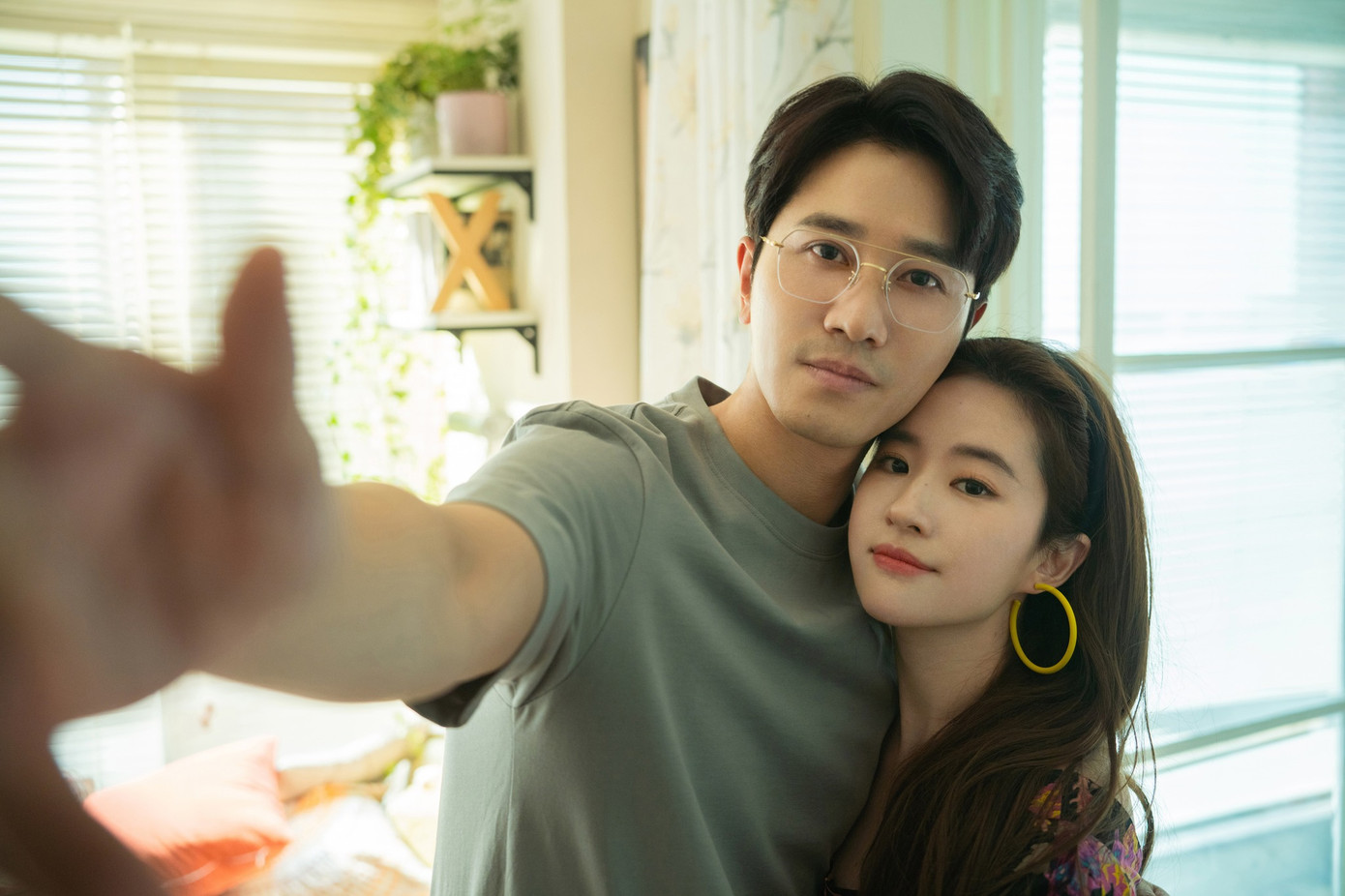 Bành Quán Anh (trái) và Lưu Diệc Phi phim Câu chuyện hoa hồng.