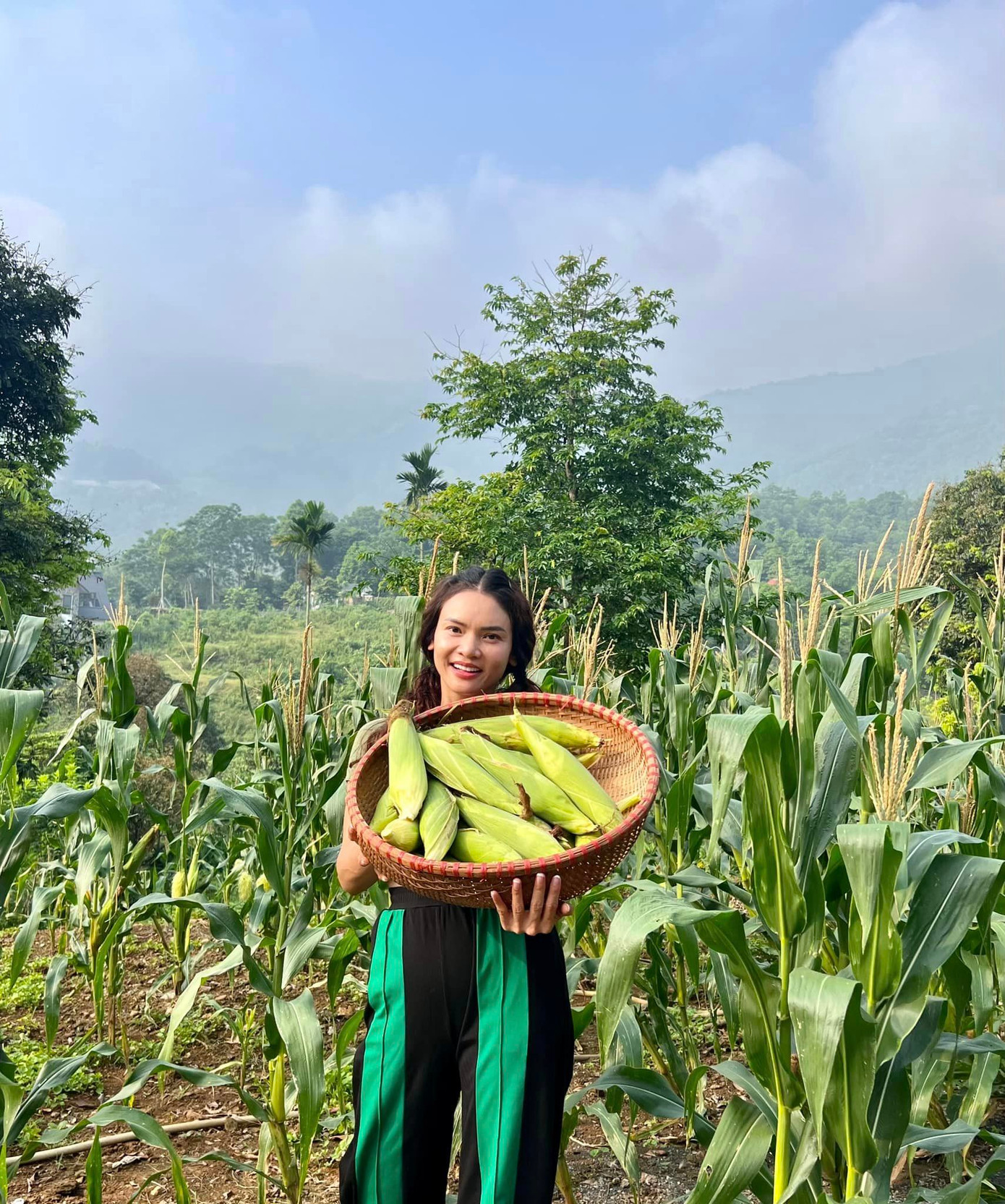 Đời thường, ca sĩ mang lại hình ảnh nhiệt huyết, vui vẻ, tràn đầy năng lượng.