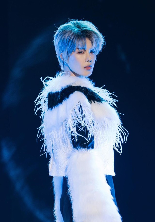 Hà Kino (trái) và Tú Vi sốc vì nhận phản ứng tiêu cực từ khán giả.