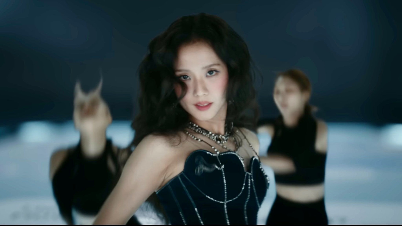 Tạo hình của Jisoo trong MV Earthquake.