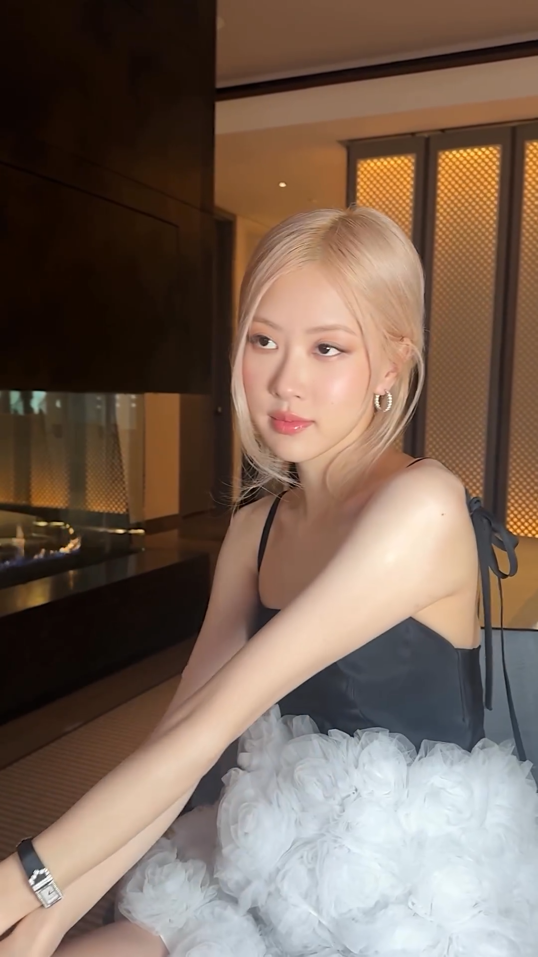 Lớp trang điểm của Rosé do Hung Vanngo thực hiện. Trước đó, anh từng cộng tác với nhiều sao Hollywood như Katy Perry, Selena Gomez, Bella Hadid, Miranda Kerr, Victoria Beckham…