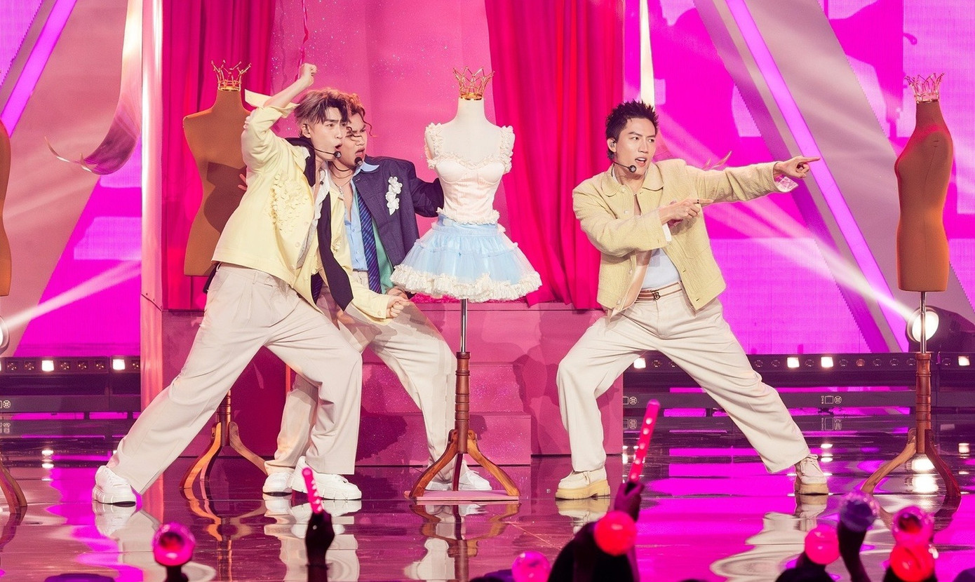 Bài hát Người tình của nắng là bài diễn nhóm kết hợp khách mời nữ duy nhất ở Live Stage 3 không có trong buổi tổng duyệt. Khán giả tranh luận về việc anh trai nào diễn ít, anh trai nào có nhiều đất thể hiện.