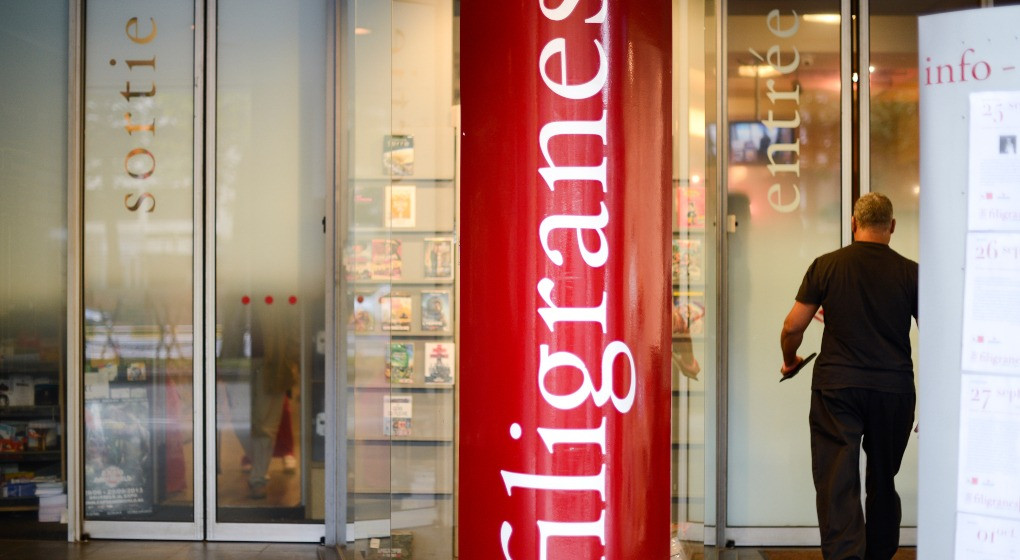 Nhân viên hiệu sách Filigranes nộp đơn khiếu nại về hành vi quấy rối. Nhân viên hiệu sách Filigranes nộp đơn khiếu nại về hành vi quấy rối.