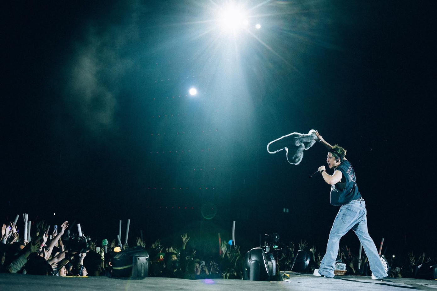 Nam ca sĩ cởi áo khoác tặng cho fan may mắn bên dưới sân khấu. Anh chia sẻ đã tự chọn mua áo ở chợ đêm Đà Lạt. Nam ca sĩ cởi áo khoác tặng cho fan may mắn bên dưới sân khấu. Anh chia sẻ đã tự chọn mua áo ở chợ đêm Đà Lạt.