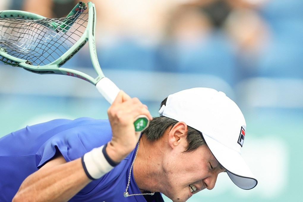 Hôm 25/9, tay vợt người Hàn Kwon Soon-woo, xếp hạng 112, nhận chỉ trích dữ dội vì hành vi xấu sau trận thua sốc trước đối thủ Kasidit Samre (Thái Lan) - kém 524 bậc trên bảng điểm ATP, ở vòng hai nội dung đơn nam Asiad 19. Theo đó vì không hài lòng trước lối chơi tiểu xảo của đối thủ, Kwon Soon-woo để thua 3-6, 7-5, 4-6, sau đó đập gãy vợt trên đường rời sân, từ chối bắt tay trọng tài và vận động viên người Thái.