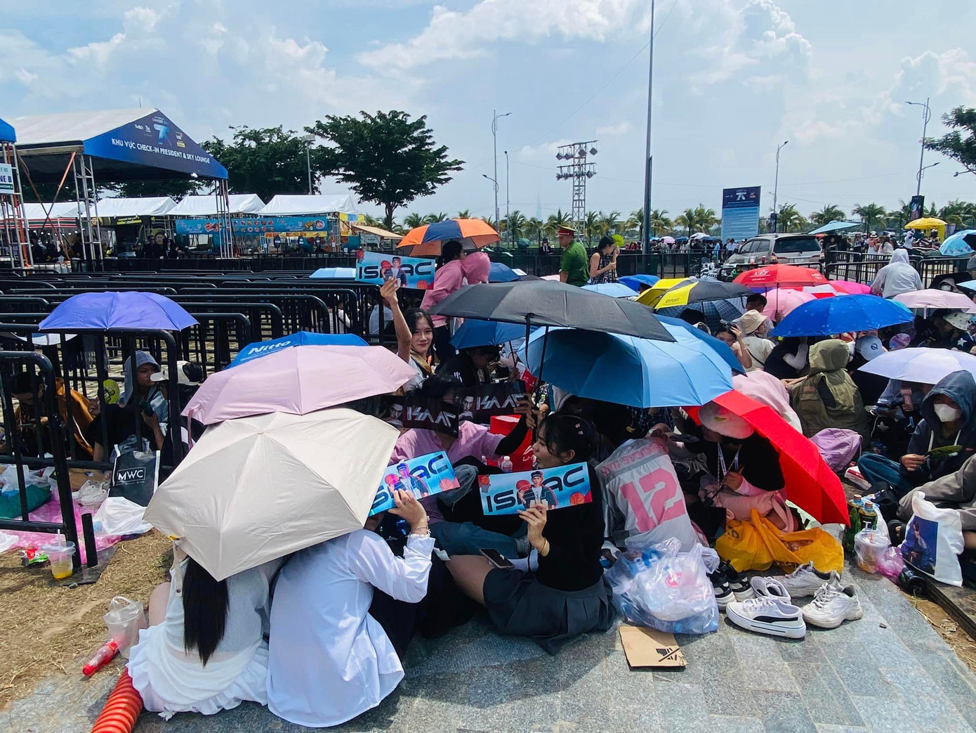 Ở khu vực trước cổng check-in, nhiều nhóm fan tụ tập, trao đổi card (hay còn gọi là thẻ bo góc) của các nghệ sĩ. Những standee cầm tay, banner hình, poster hình thần tượng được fan chuẩn bị chu đáo để cổ vũ 29 anh trai.