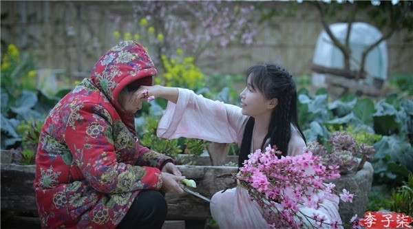 Lý Tử Thất nổi tiếng với những video nấu ăn, cuộc sống thôn quê. Lý Tử Thất nổi tiếng với những video nấu ăn, cuộc sống thôn quê.