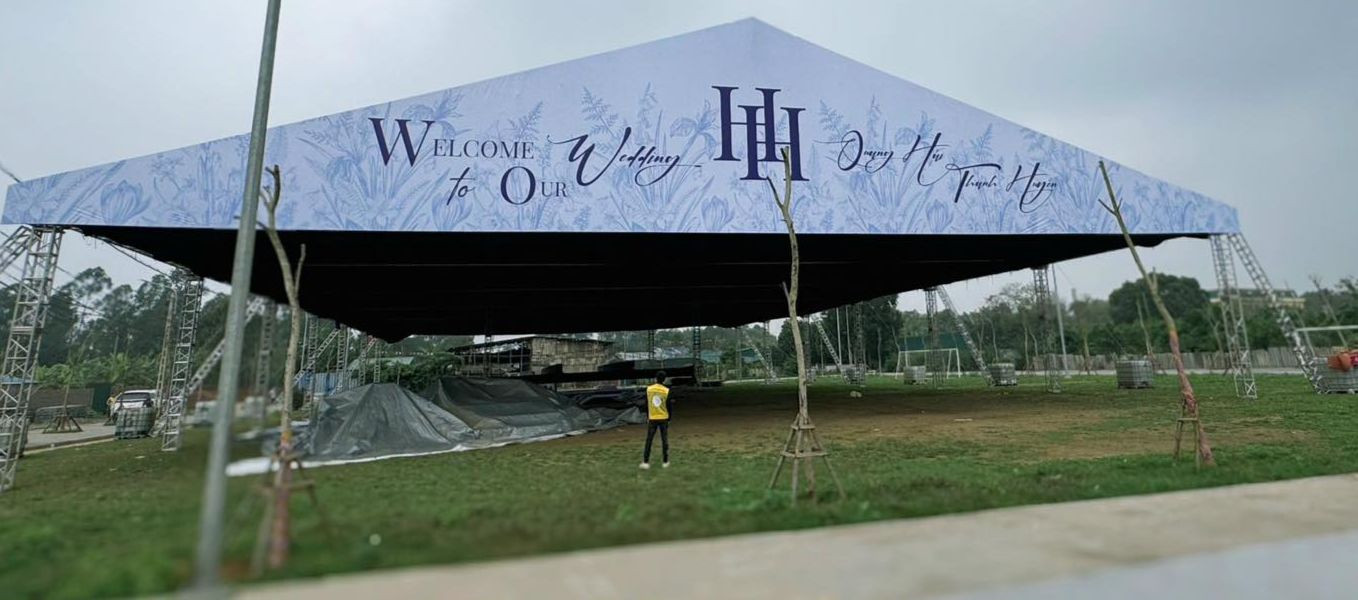 Đám cưới Quang Hải - Chu Thanh Huyền diễn ra trong hai ngày 28/3 và 6/4 tại hai địa điểm khác nhau. Cụ thể, đám cưới ngày 28/3 tổ chức tại sân bóng gần nhà cầu thủ ở xã Xuân Nộn, huyện Đông Anh, Hà Nội. Tiệc cưới có sự góp mặt của đồng đội sẽ tổ chức ở trung tâm Hà Nội ngày 6/4. Ảnh: Lavita.