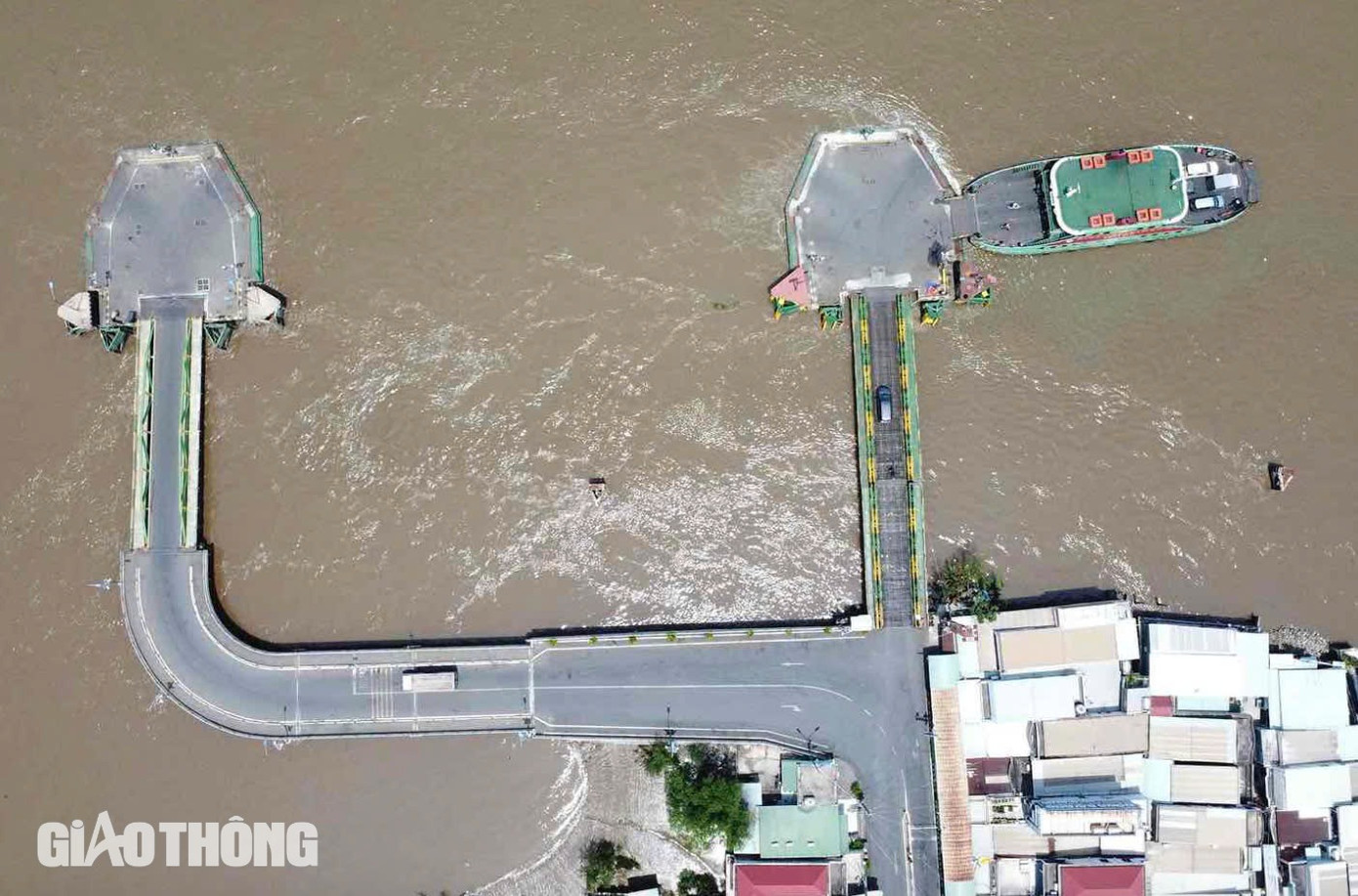 Bên cạnh những cây cầu đã và đang xây dựng thì giữa TP.HCM và Đồng Nai còn có thêm cầu Cát Lái, Phú Mỹ 2 và Đồng Nai 2 cũng đã được quy hoạch. Trong đó, người dân hai bên vẫn chờ đợi nhất là cầu Cát Lái được xây dựng để thay phà hiện hữu.