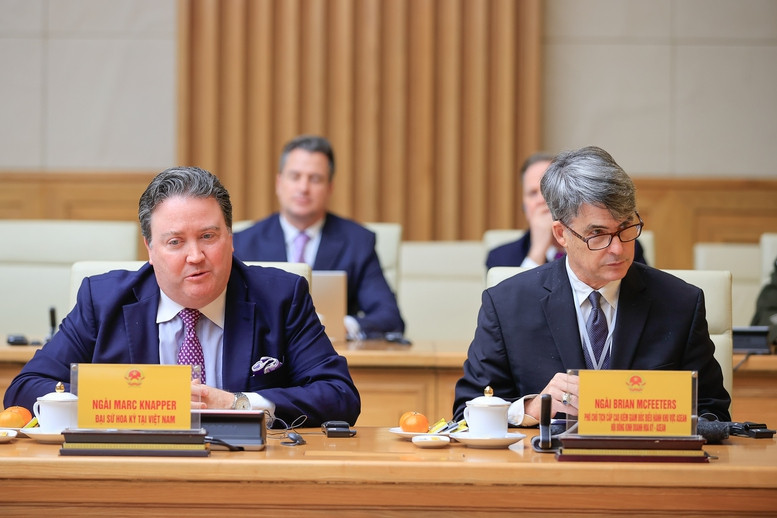 Ông Brian McFeeters (phải) và các thành viên trong đoàn đánh giá cao những thành tựu, tiềm năng phát triển to lớn của Việt Nam, nhất là khả năng thích ứng trước bối cảnh mới. Ảnh: VGP/Nhật Bắc.