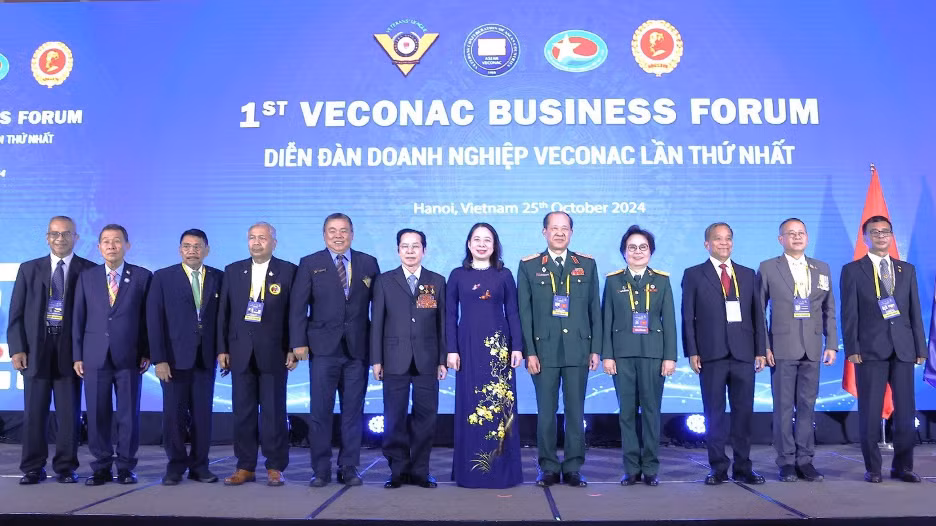 Phó Chủ tịch nước Võ Thị Ánh Xuân (trang phục áo dài) và AHLĐ Lê Văn Kiểm cùng các đại biểu dự Diễn đàn Doanh nghiệp CCB các nước ASEAN