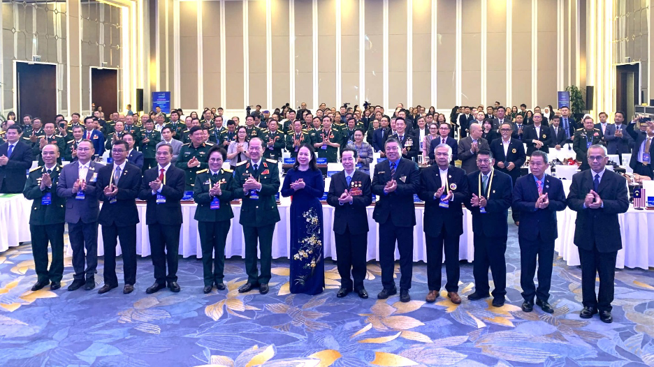 Phó Chủ tịch nước Võ Thị Ánh Xuân (trang phục áo dài) và AHLĐ Lê Văn Kiểm cùng các đại biểu dự Diễn đàn Doanh nghiệp CCB các nước ASEAN Phó Chủ tịch nước Võ Thị Ánh Xuân (trang phục áo dài) và AHLĐ Lê Văn Kiểm cùng các đại biểu dự Diễn đàn Doanh nghiệp CCB các nước ASEAN